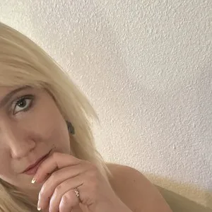 BlondiePearl from livejasmin