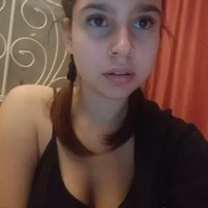 BarelyyLegal from bongacams