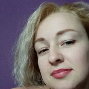 BlondyMom from bongacams