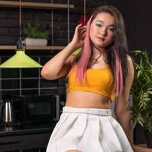 EluraMien from bongacams