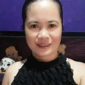 Elyn from bongacams