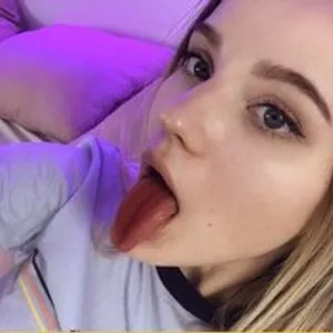 HotWaifuYana from bongacams