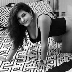 JulieSaner from bongacams