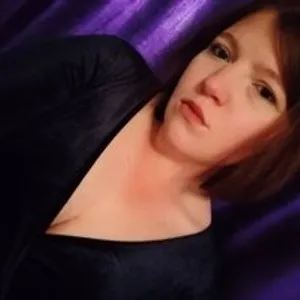 Kira223R from bongacams