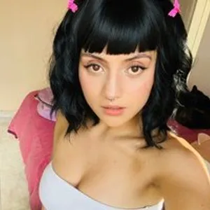 NahiaPaws from bongacams