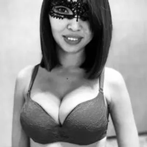 NaomiYong from bongacams