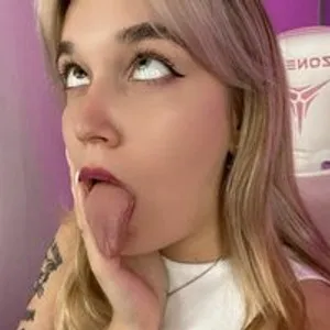 Sansty from bongacams