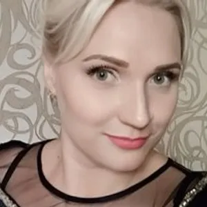 SweetRedDeva from bongacams