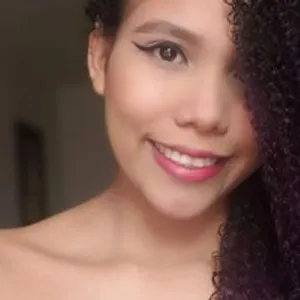 emy-smile from bongacams