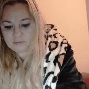 cam-performer.com esra4u livesex profile in curvy cams