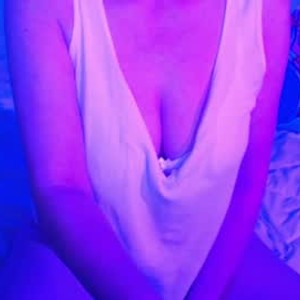 chaturbate heavenlykiss webcam profile pic via sexcityguide.com