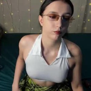 cheapadultsexcams.com kira_yong livesex profile in deepthroat cams