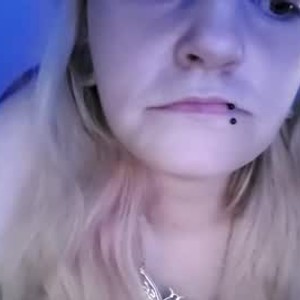 rudecam.live notyouraveragehoe livesex profile in curvy cams