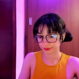 cheapadultsexcams.com petitee_lunna livesex profile in latina cams