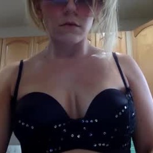 netcams24.com roxynyes livesex profile in blonde cams