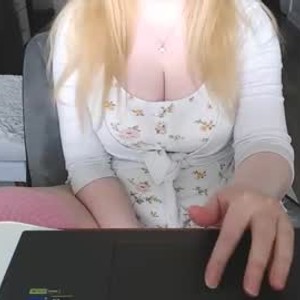 sleekcams.com strawberrybunni livesex profile in blonde cams