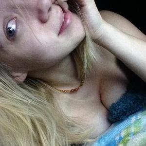 girlsupnorth.com LunaSnow livesex profile in college cams