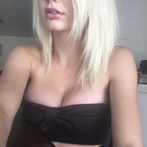 mfc EmmaHaze webcam profile pic via amateursex-livecam.com