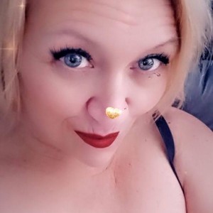 livesexr.com MilfShow4U livesex profile in curvy cams