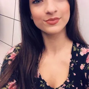 Lolaa18 from myfreecams