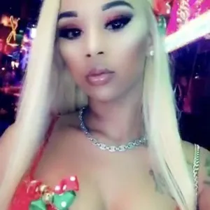 Rosegoldnikki from myfreecams