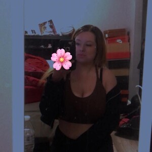mega-camsex.net wetnessbrat livesex profile in bisexual cams