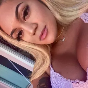 blondetoshi from myfreecams