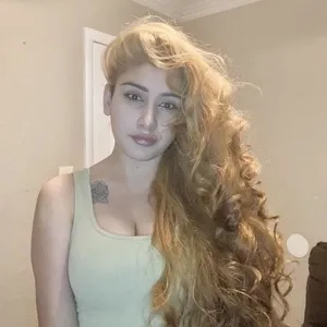 Lucyyylou from myfreecams