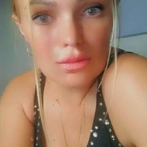 CuteeBlondee's profile picture