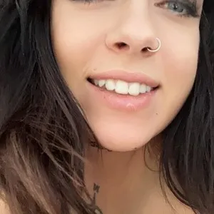 LucyFlowerrs from myfreecams