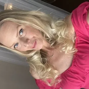 Blondiebu from myfreecams