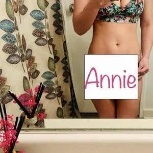 LittleAnnie0 from myfreecams