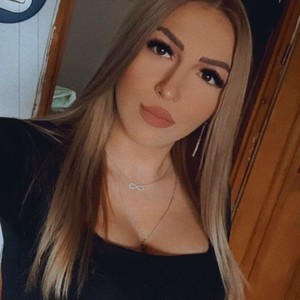 livesexr.com IssaBelleee livesex profile in blonde cams