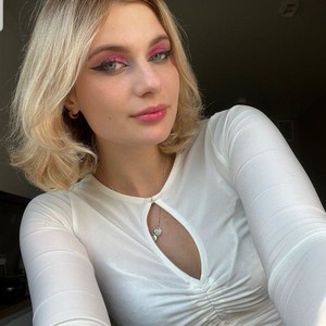 EarlyyBird's MyFreeCams show and profile