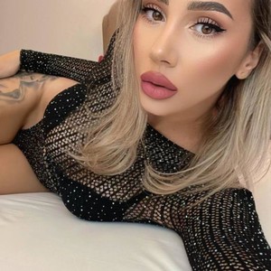 AvaaShine's MyFreeCams show and profile