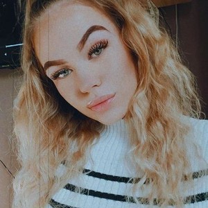 SnowBarbiee's MyFreeCams show and profile