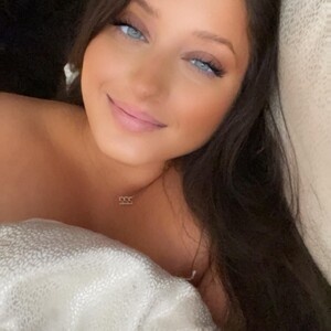 mfc deecutie95 webcam profile pic via cam-performer.com