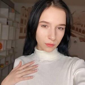 mfc KarolinaBlack webcam profile pic via cam-performer.com