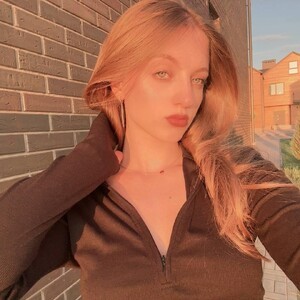 Evalimi's MyFreeCams show and profile