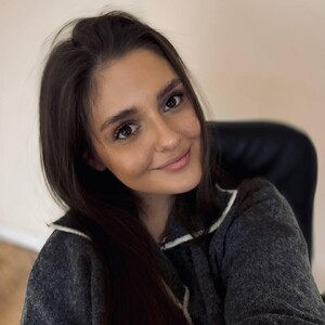 mfc LolaAlians_ webcam profile pic via glamcambabes.com