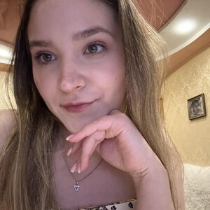 mfc KariRoxy webcam profile pic via sexlivecamsites.com