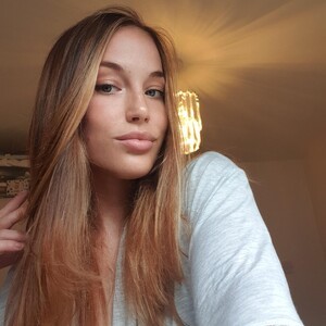 mfc April_Rose_ webcam profile pic via cam-performer.com