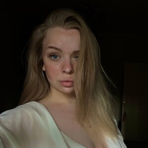 mfc Evelinahot22 webcam profile pic via amateursex-livecam.com