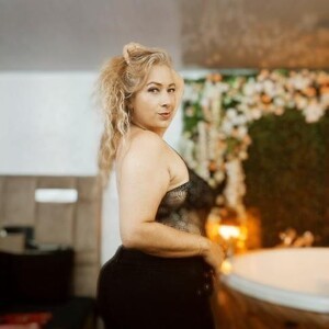 mfc Sofiacurvy45 webcam profile pic via cheapadultsexcams.com
