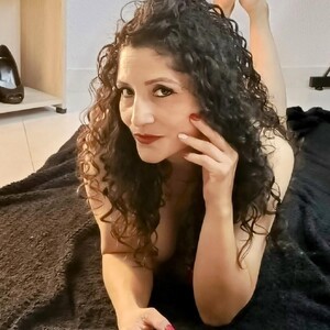 mfc Arianna_ros3 webcam profile pic via cam-performer.com