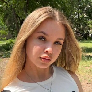 mfc Roxena webcam profile pic via bestlivesexchat.com