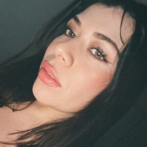 mfc Ivonnyy webcam profile pic via cam-performer.com