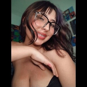 mfc NikiPeach webcam profile pic via glamcambabes.com