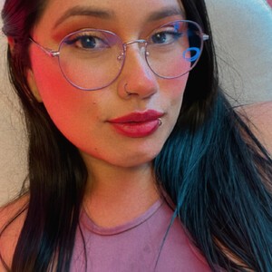 mfc LauraRuiz webcam profile pic via xxx-topcamgirls.com