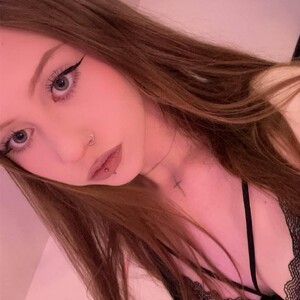 mfc Esmie_Smile webcam profile pic via cam-performer.com